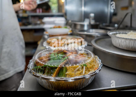 Travailleur de la cuisine préparer prendre des ordres sur une table steelless Banque D'Images