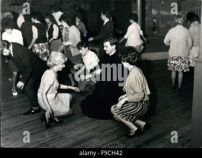 1964 - de tordre la nuit - c'est le révérend frère Timothy Campbell-Smith en descendant dans la Crypte Cats Club. Avec lui sont Glenda Bell, 18, et Vivienne, Caraler 17 (droite) © Keystone Photos USA/ZUMAPRESS.com/Alamy Live News Banque D'Images