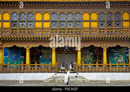 Trois hommes de l'endroit à l'entrée du temple de couronnement au monastère de Punakha Dzong, forteresse et Punakah, Bhoutan Banque D'Images