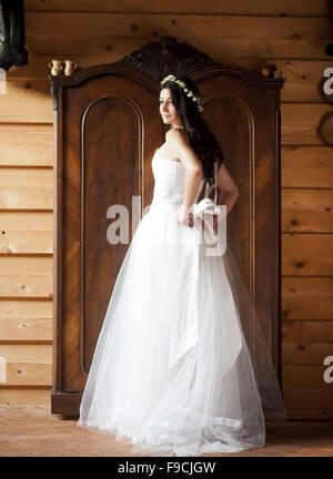 Belle mariée robe de mariage dans un style campagnard Banque D'Images