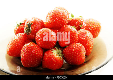 De délicieux fruits fraise gros plan photographié sur un fond blanc Banque D'Images