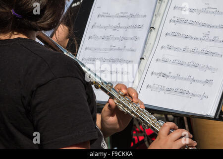 À l'instrument au cours de flûte traversière, de concert en plein air sur le score Historique Banque D'Images