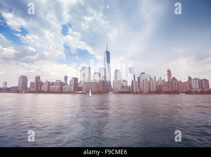 Tons vintage photo de front de mer de New York avant la pluie, USA. Banque D'Images