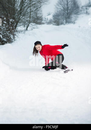 Femme de l'athlète est en cours d'exécution au cours de la formation en dehors de l'hiver dans la neige froide température. Banque D'Images