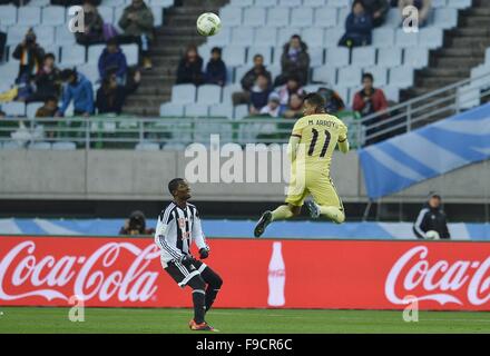 Osaka, Kansai, Japon. Dec 16, 2015. Club America avant MICHAEL ARROYO (R) pendant le match entre le TP. Mazembe vs Club America au stade Nagai d'Osaka. © Marcio Machado/ZUMA/Alamy Fil Live News Banque D'Images