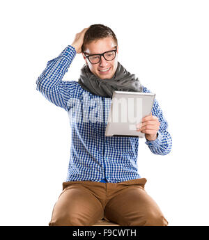 Beau jeune homme avec comprimé isolé en studio Banque D'Images