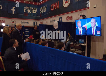 Las Vegas, Nevada, USA. Le 15 décembre, 2015. Dix candidats républicains ont pris la scène ce soir à l'hôtel Veneital à Las Vegas, NV. Ce groupe débat diffusé par CNN. Ils ont diffusé leurs opinions sur la politique des Etats-Unis dans la lutte contre le terrorisme, et de leur laisser prendre des réfugiés syriens immigrer aux États-Unis. La presse se sont réunis dans le Spin Chambre à l'hôtel vénitien où ils vyed à l'attention des candidats. Sur la photo : les journalistes de Chris Matthews et Peter Alexander.regarder le débat en direct dans la salle des médias. Credit : Karen I. Hirsch/ZUMA/Alamy Fil Live News Banque D'Images