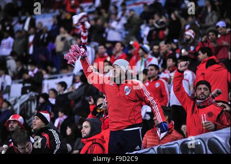 Osaka, Kansai, Japon. Dec 16, 2015. C.A River Plate suporters pendant le match entre Sanfrecce Hiroshima vs C.A River Plate au stade Nagai d'Osaka. © Marcio Machado/ZUMA/Alamy Fil Live News Banque D'Images