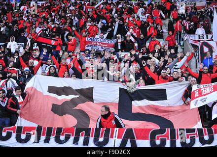 Osaka, Kansai, Japon. Dec 16, 2015. C.A River Plate suporters pendant le match entre Sanfrecce Hiroshima vs C.A River Plate au stade Nagai d'Osaka. © Marcio Machado/ZUMA/Alamy Fil Live News Banque D'Images