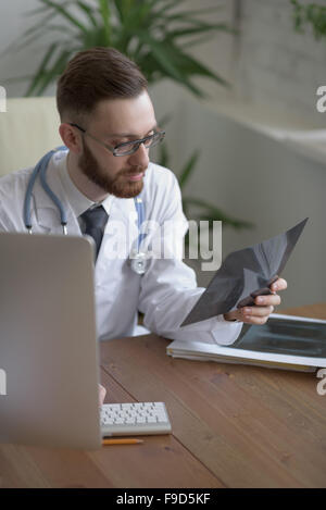 Médecin examinant un coude x-ray. La médecine et les soins de santé Banque D'Images