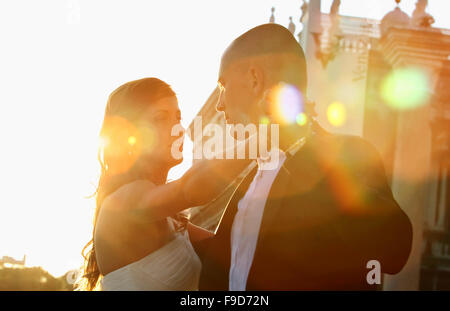 Beau mariage avec mariés couple kissing in the sun Banque D'Images