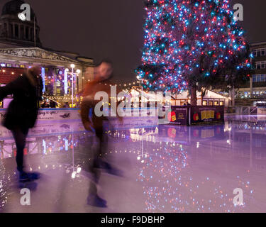 Les gens patiner sur la patinoire à Noël à la place du Vieux Marché, Nottingham, England, UK Banque D'Images