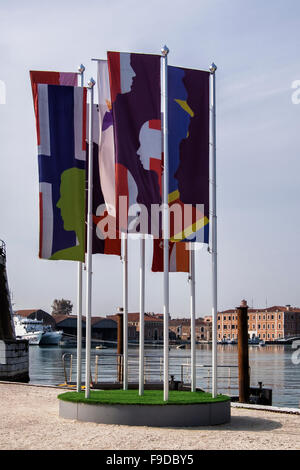 Designer Les drapeaux sur l'Arsenale. 2015 56e Biennale de Venise organisée par Okwui Enwezor.La Biennale di Venezia, Venice Banque D'Images