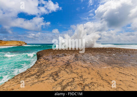 Grosse vague se brise sur un rocher avec une explosion comme des éclaboussures, Great Ocean Road, l'Australie Banque D'Images