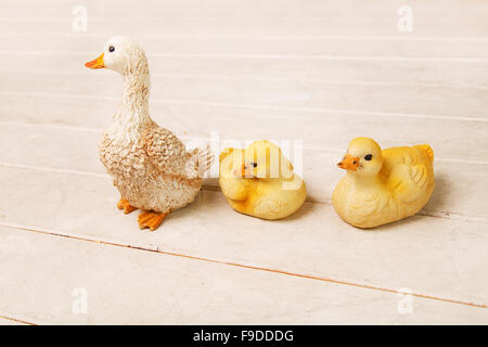 Trois figurines de canard en céramique sur fond clair Banque D'Images