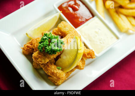 Les bâtonnets de poisson et frites dans l'assiette une cuisine britannique classique Banque D'Images