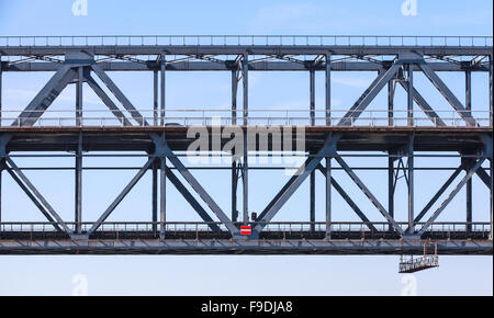 Pont en treillis en acier avec des fragments de deux niveaux de transport Banque D'Images