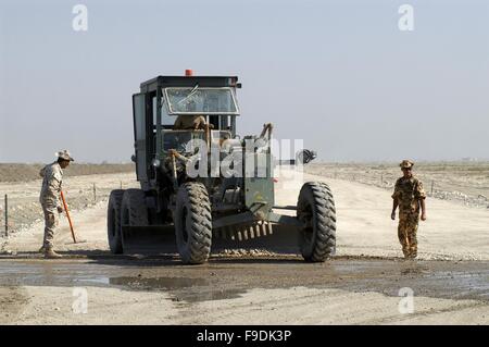 L'intervention militaire italienne en Irak (10/2004), les ingénieurs militaires construire une route d'accès au camp italien à Nassiriya Banque D'Images