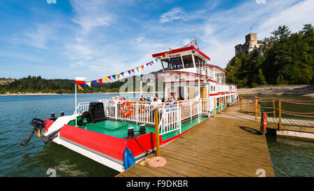 Niedzica, Pologne - 28 août 2015 : Bateau de tourisme sur le lac Czorsztynskie. Moyen populaire - pour de nombreux touristes - pour vous rendre à Posen ca Banque D'Images