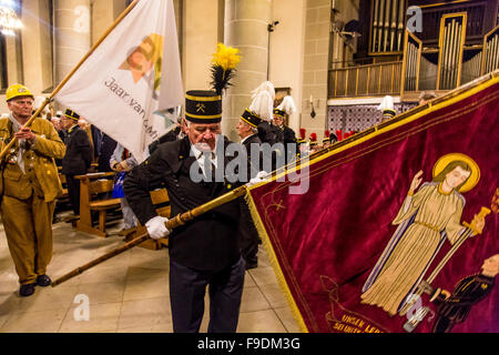 Réunion annuelle des mineurs de charbon historique association, en uniforme de cérémonie typique, avec un défilé et un service oecuménique, Bochum, Allemagne Banque D'Images