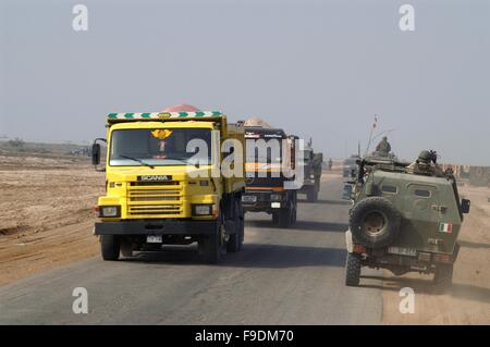 L'intervention militaire italienne en Irak (10/2004), des véhicules blindés italiens rencontrent un convoi de camions nous restockage Banque D'Images