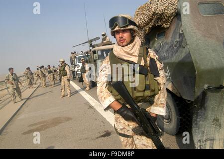 L'intervention militaire italienne en Irak (10/2004), les soldats de la brigade aéroportée 'Friuli" au cours d'une opération de contrôle de territoire Banque D'Images