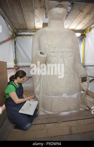 Le livre blanc 19-foot-tall en figure d'Amitabha Bouddha sur l'Escalier du Nord en cours de restauration au British Museum, London, UK Banque D'Images