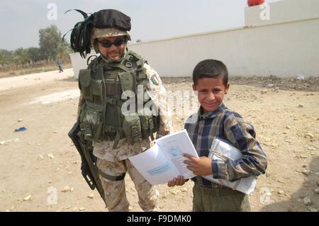 L'intervention militaire italienne en Irak (10/2004), des soldats avec des enfants d'une école à la périphérie de Nassiriya Banque D'Images