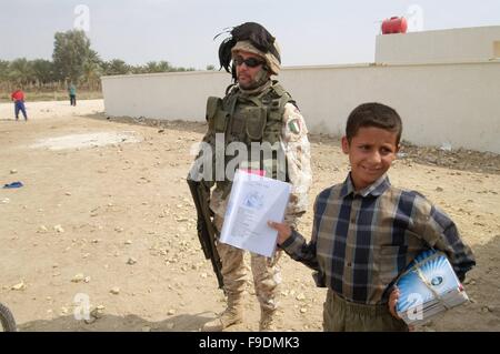 L'intervention militaire italienne en Irak (10/2004), des soldats avec des enfants d'une école à la périphérie de Nassiriya Banque D'Images