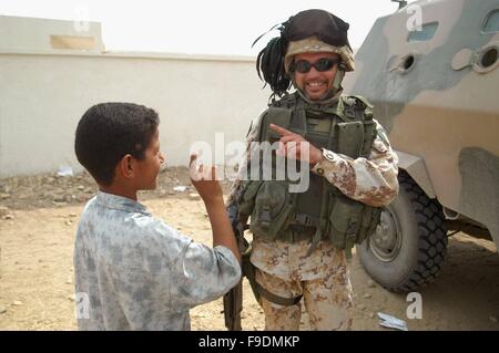 L'intervention militaire italienne en Irak (10/2004), des soldats avec des enfants d'une école à la périphérie de Nassiriya Banque D'Images