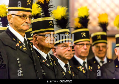 Réunion annuelle des mineurs de charbon historique association, en uniforme de cérémonie typique, avec un défilé et un service oecuménique, Bochum, Allemagne Banque D'Images