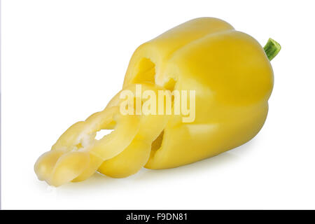 Des tranches de paprika jaune isolé sur fond blanc Banque D'Images