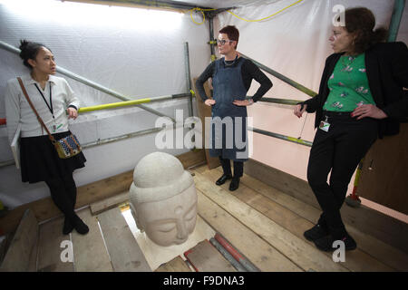 Le livre blanc 19-foot-tall en figure d'Amitabha Bouddha sur l'Escalier du Nord en cours de restauration au British Museum, London, UK Banque D'Images