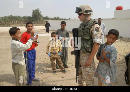 L'intervention militaire italienne en Irak (10/2004), des soldats avec des enfants d'une école à la périphérie de Nassiriya Banque D'Images