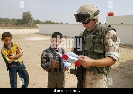 L'intervention militaire italienne en Irak (10/2004), des soldats avec des enfants d'une école à la périphérie de Nassiriya Banque D'Images