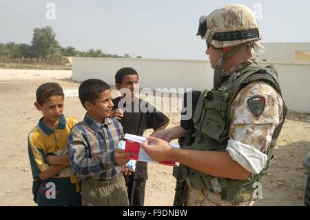 L'intervention militaire italienne en Irak (10/2004), des soldats avec des enfants d'une école à la périphérie de Nassiriya Banque D'Images