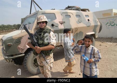 L'intervention militaire italienne en Irak (10/2004), des soldats avec des enfants d'une école à la périphérie de Nassiriya Banque D'Images