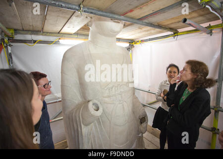 Le livre blanc 19-foot-tall en figure d'Amitabha Bouddha sur l'Escalier du Nord en cours de restauration au British Museum, London, UK Banque D'Images