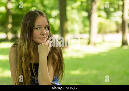 Teen girl closeup portrait dans le parc. Banque D'Images