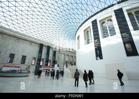 Accueil le livre blanc 19-foot-tall en figure d'Amitabha Bouddha sur l'Escalier du Nord le British Museum, London, UK Banque D'Images