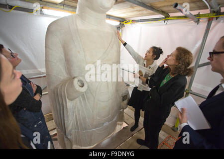 Le livre blanc 19-foot-tall en figure d'Amitabha Bouddha sur l'Escalier du Nord en cours de restauration au British Museum, London, UK Banque D'Images