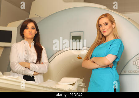Technicien en radiologie à smiling mature female patient allongé sur un lit CT Scan Banque D'Images