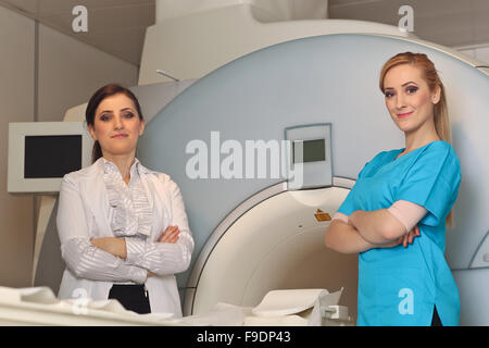 Technicien en radiologie à smiling mature female patient allongé sur un lit CT Scan Banque D'Images