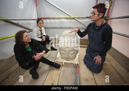 Le livre blanc 19-foot-tall en figure d'Amitabha Bouddha sur l'Escalier du Nord en cours de restauration au British Museum, London, UK Banque D'Images