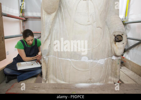 Le livre blanc 19-foot-tall en figure d'Amitabha Bouddha sur l'Escalier du Nord en cours de restauration au British Museum, London, UK Banque D'Images