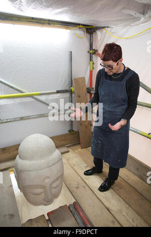 Le livre blanc 19-foot-tall en figure d'Amitabha Bouddha sur l'Escalier du Nord en cours de restauration au British Museum, London, UK Banque D'Images