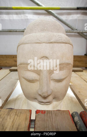 Le livre blanc 19-foot-tall en figure d'Amitabha Bouddha sur l'Escalier du Nord en cours de restauration au British Museum, London, UK Banque D'Images