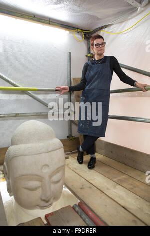 Le livre blanc 19-foot-tall en figure d'Amitabha Bouddha sur l'Escalier du Nord en cours de restauration au British Museum, London, UK Banque D'Images