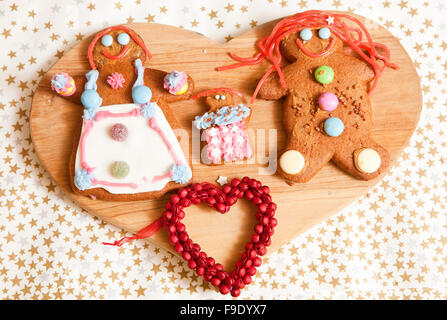 Sur l'affichage. Un après-midi de la cuisson et à la décoration a laissé une tribu de gingerbreads dans diverses formes et couleurs . Banque D'Images