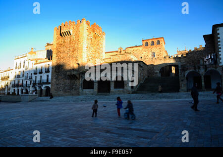 Tower of Bujaco, et l'ermitage de La Paz dans la place principale. Monumental Caceres au coucher du soleil. Cáceres, Extremadura, Espagne. L'Europe Banque D'Images